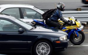 CORTE MADERA, CA - OCTOBER 16: A motorcyclist rides between cars in slow moving traffic on Highway 101 October 16, 2007 in Corte Madera, California. Motorcycle deaths are on the rise in California with 433 deaths in 2006, up from 275 in 2000. Officials estimate that deaths are up another 8 percent this year as sales of powerful motorcycle continue on an upward trend. (Photo by Justin Sullivan/Getty Images)