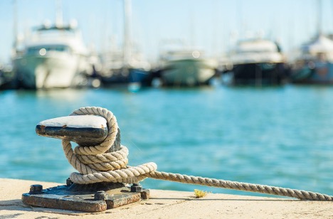 Secured rope of docket boat on pier