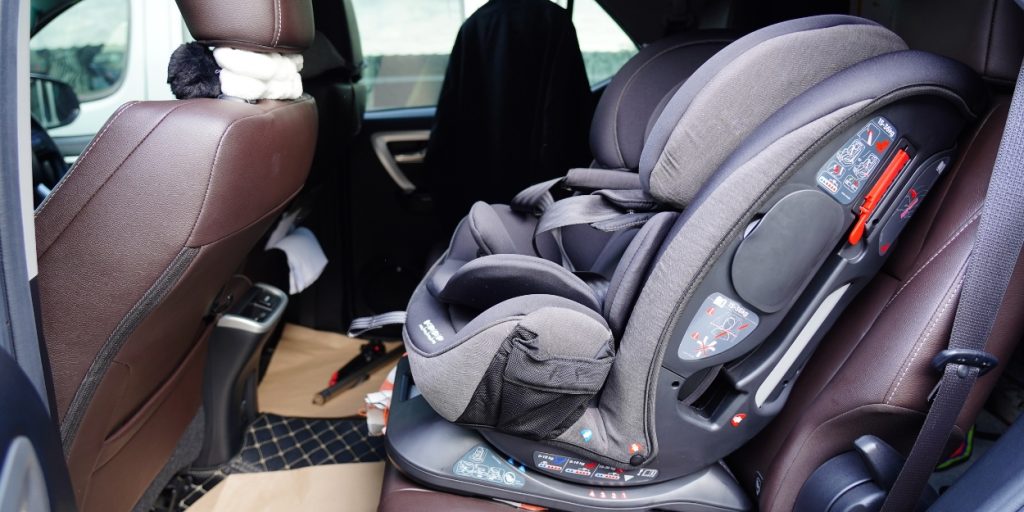 A forward facing child car seat is for when your child is at least 40 pounds in Canada.